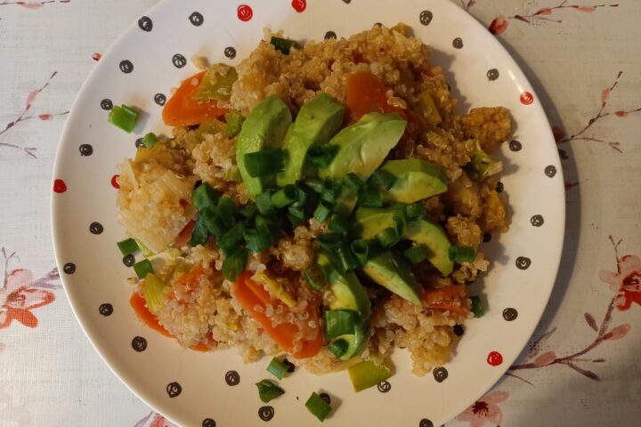 Komosa ryżowa z marchewką, porem i awokado